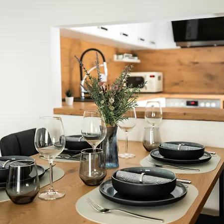 Reitz - I Zentrale Lage I Stellplatz I 55qm I 2 I Kueche I Bad I Terrasse Apartman