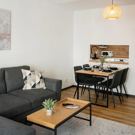 Reitz - I Zentrale Lage I Stellplatz I 55qm I 2 I Kueche I Bad I Terrasse Apartman