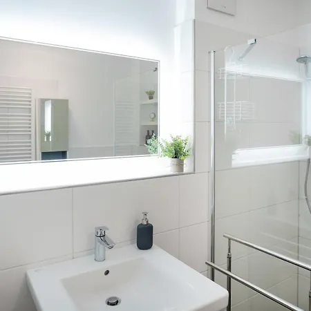 Reitz - I Zentrale Lage I Stellplatz I 55qm I 2 I Kueche I Bad I Terrasse Apartman